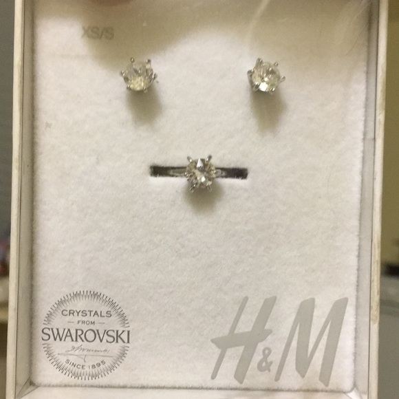 Earring and Ring. Swarovski embellished set. - Picture 1 of 2
